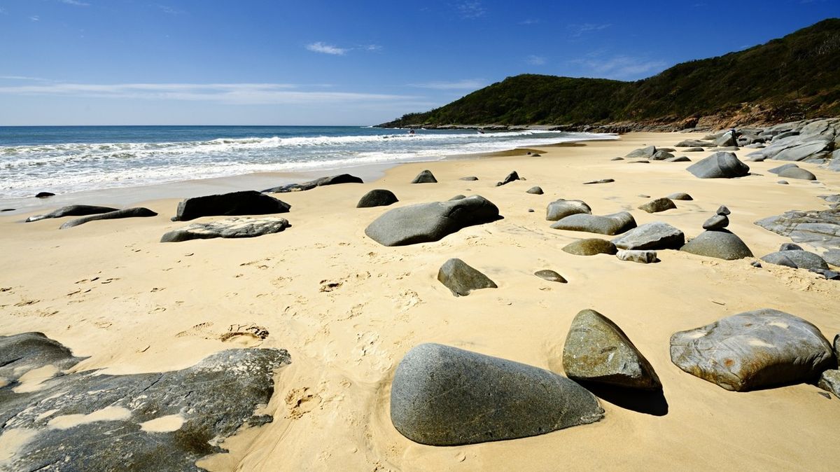 Australany naštvaly lascivní vzkazy z kamenů na pláži